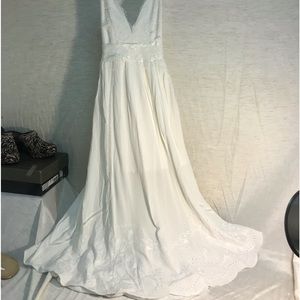 Beautiful ‘the clothing co.’ brand white lace/embroidered maxi dress, size s.
